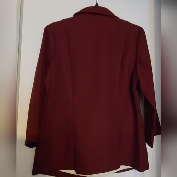 Blazer with built in tshirt and necklace. - Picture 7 of 7